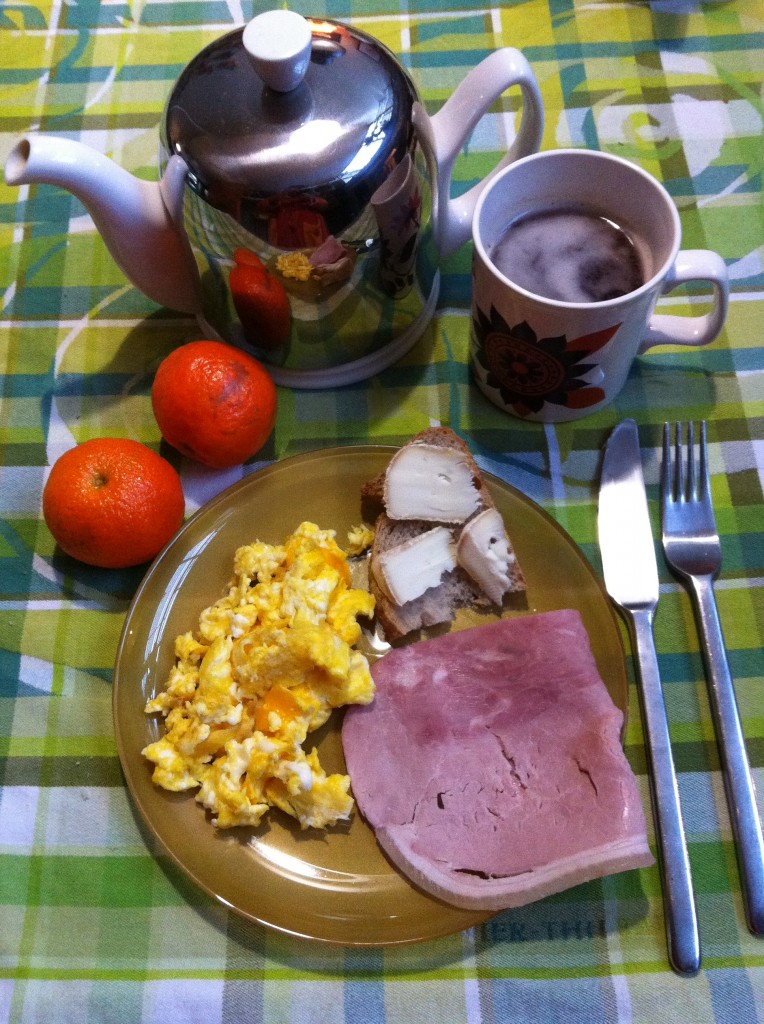 petit déjeuner oeuf, jambon, fruit, fromage, pain aux céréales bio petit déjeuner oeuf, jambon, fruit, fromage, pain aux céréales bio